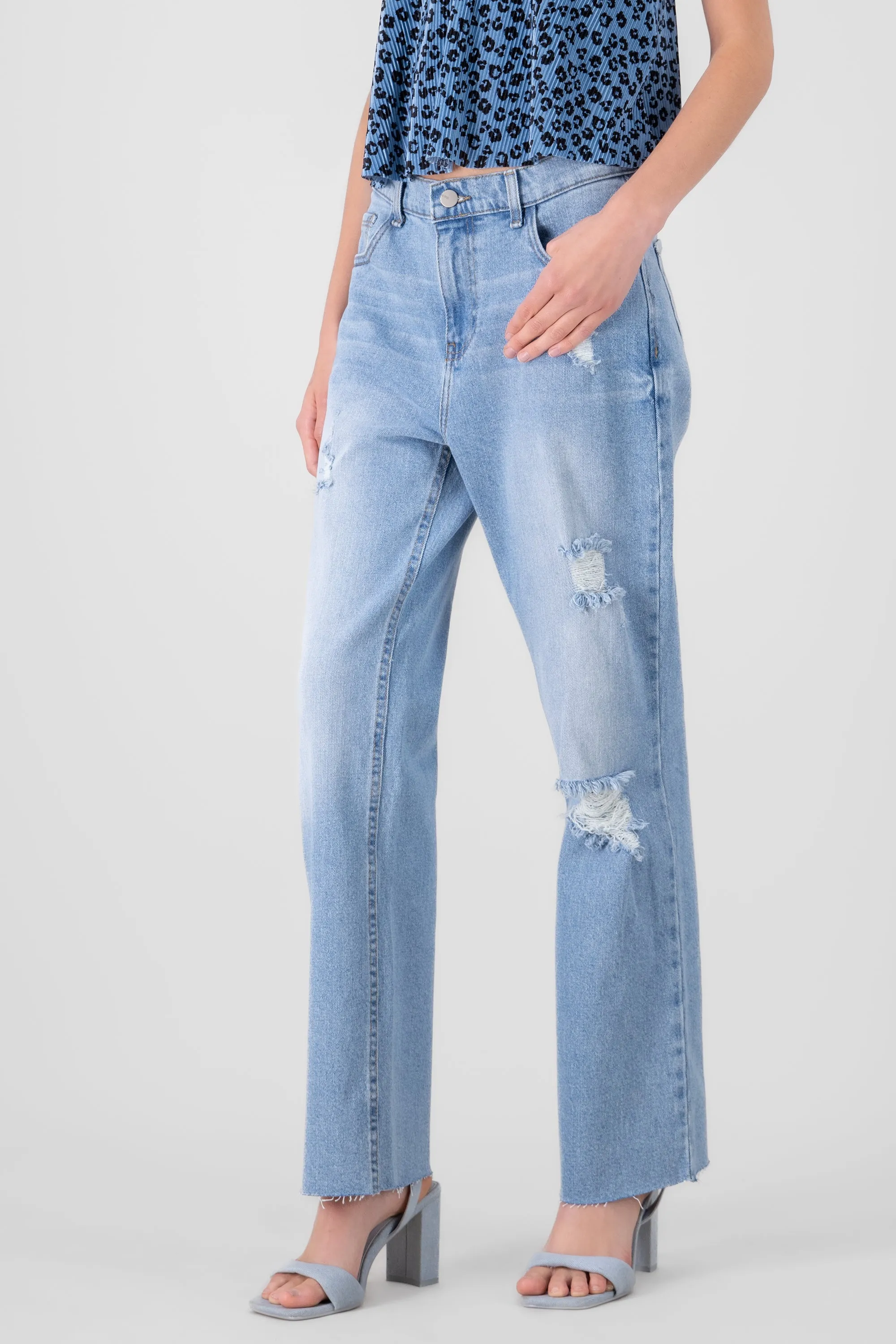 Jeans straight con destrucciones sold by Shasa product image thumbnail 3