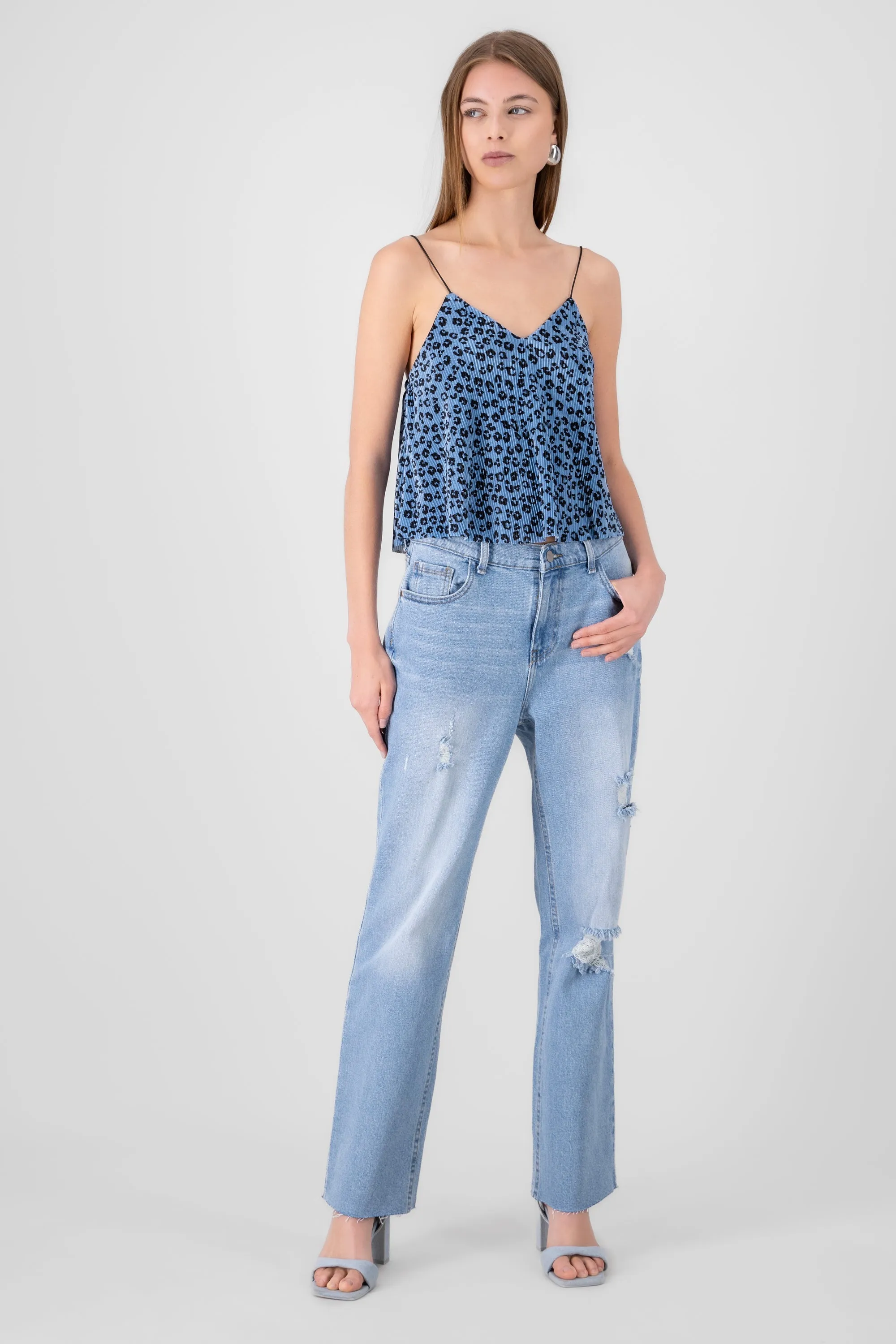 Jeans straight con destrucciones sold by Shasa