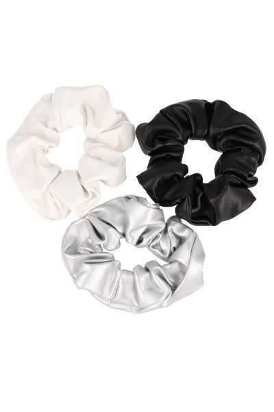 Set 3 scrunchies efecto piel sold by Shasa