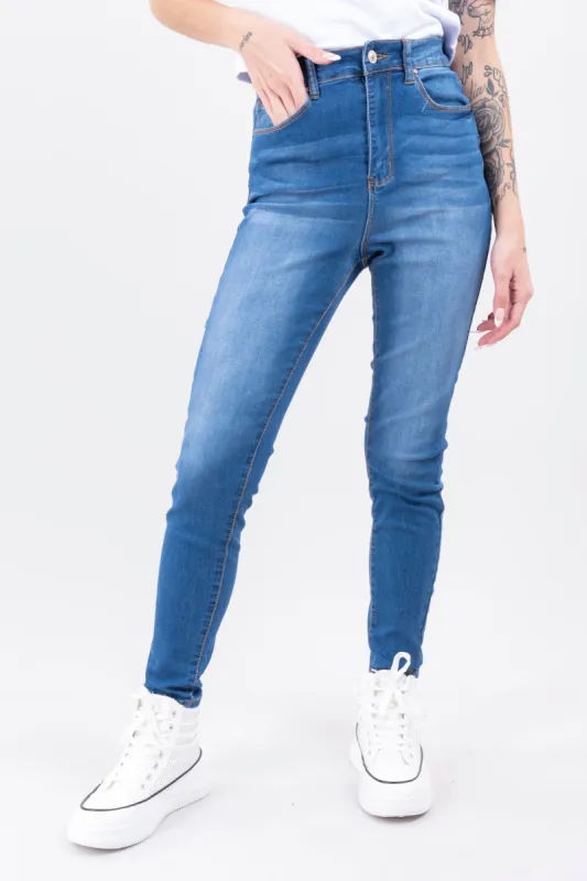 Jeans skinny lisos deslavado ligero sold by Shasa