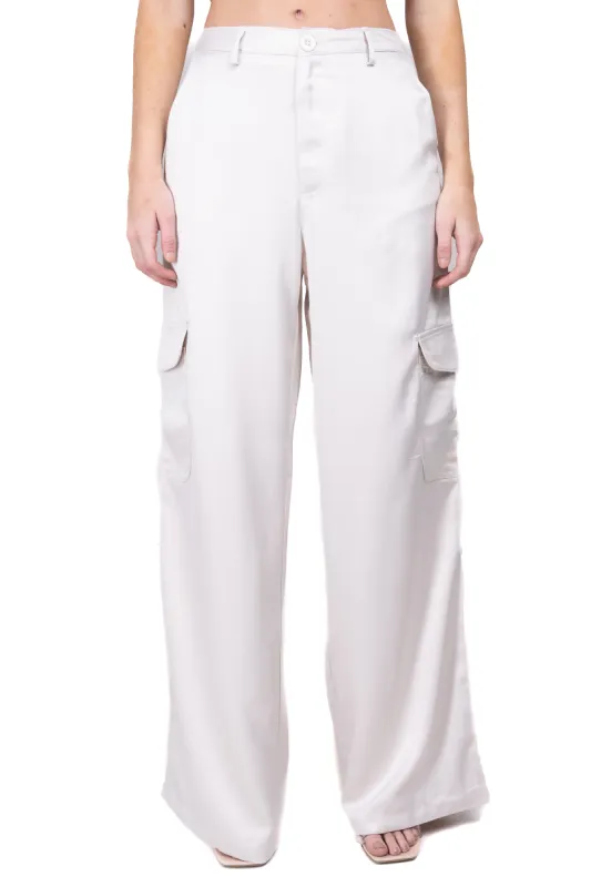 Pantalón cargo efecto satinado sold by Shasa