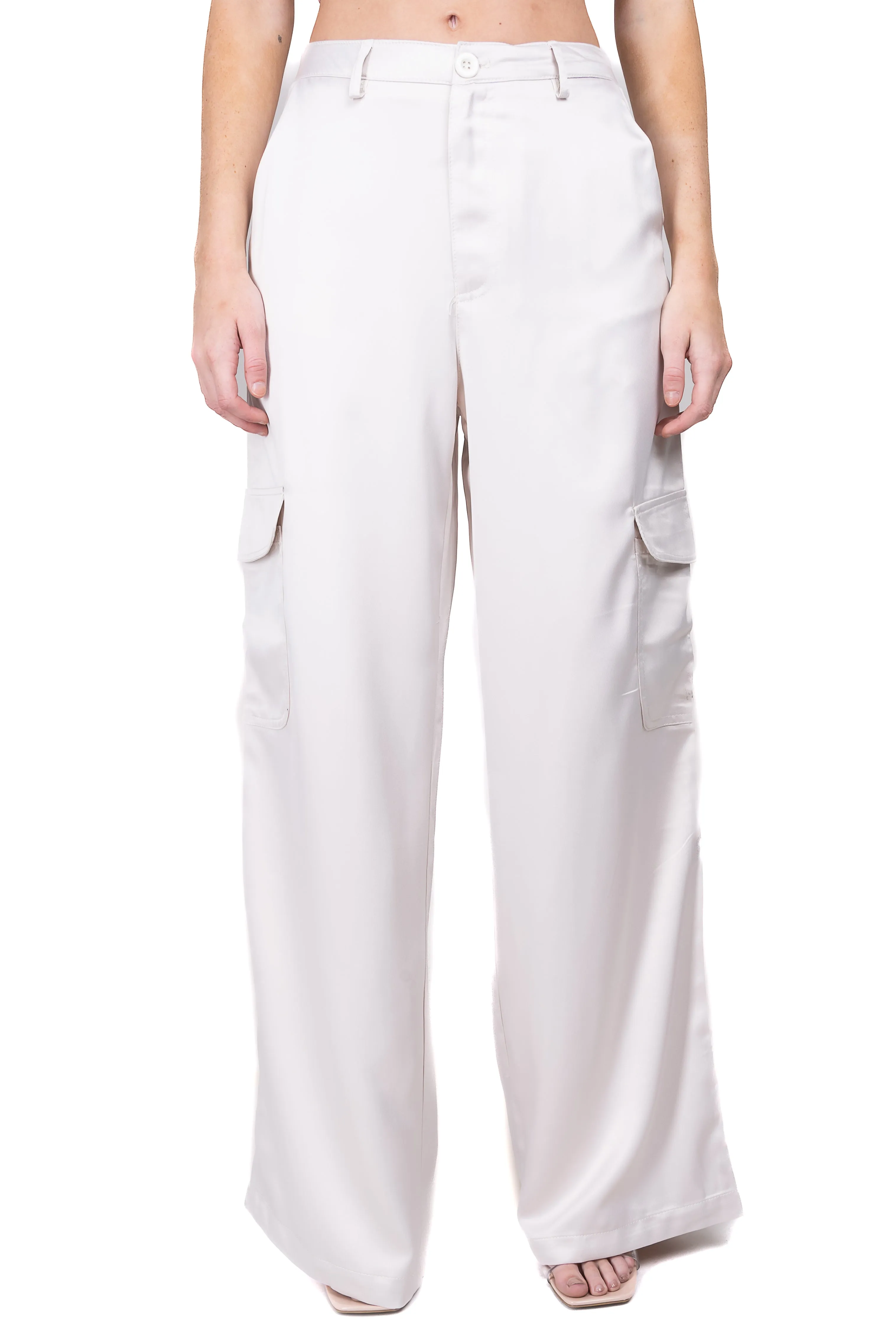 Pantalón cargo efecto satinado sold by Shasa