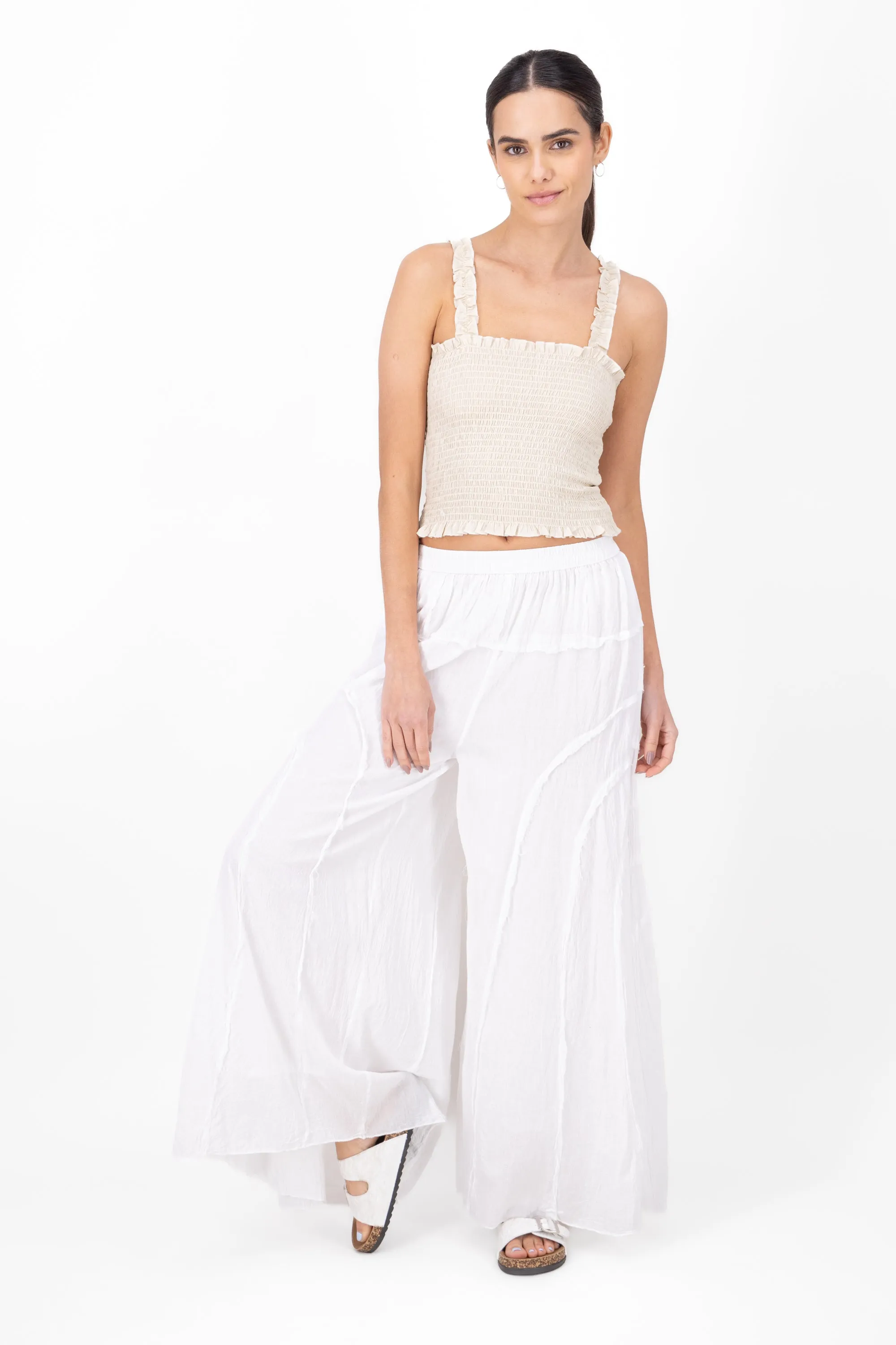 Pantalon amplio con costuras sold by Shasa