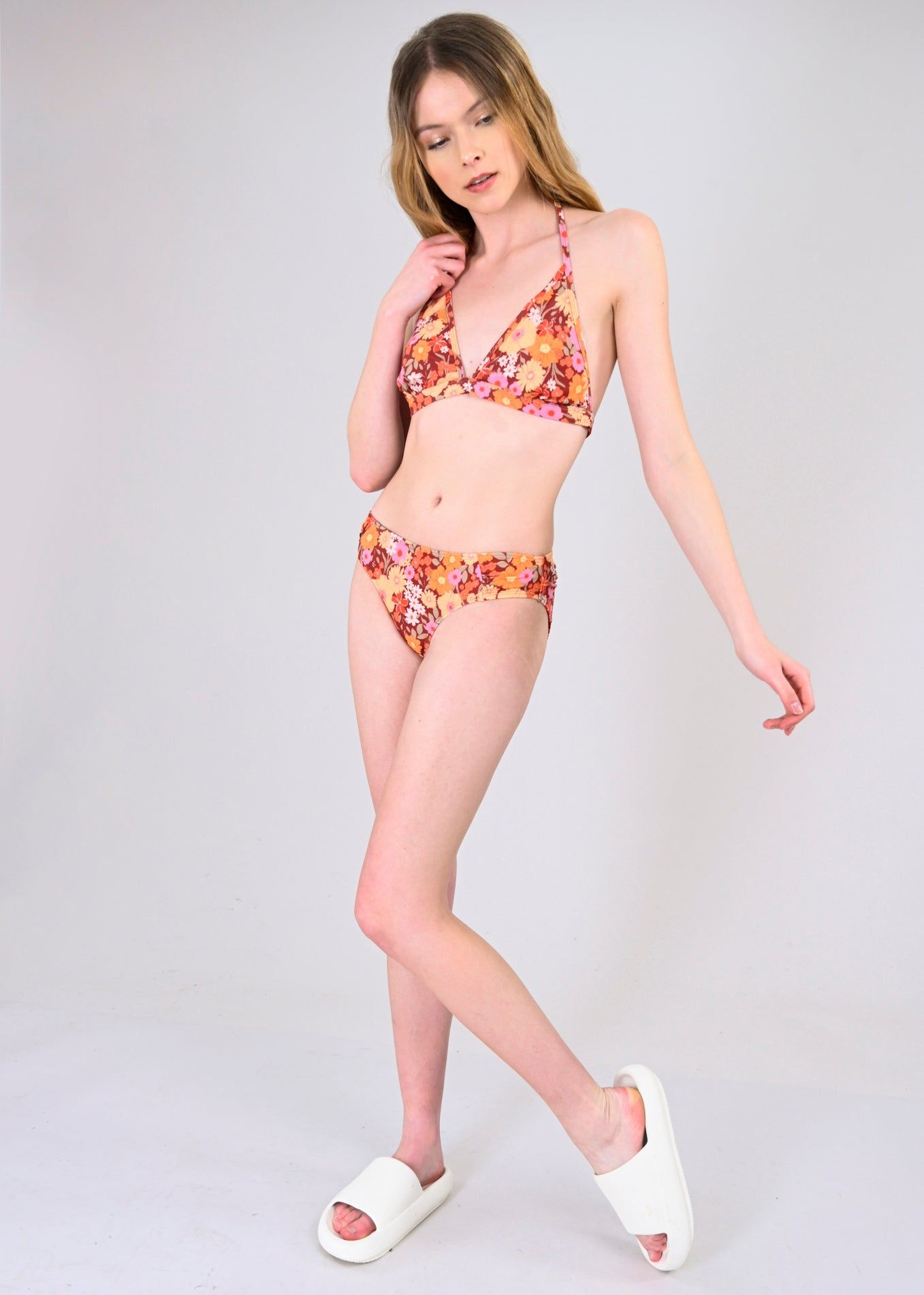 Bikini parte baja estampado flores sold by Shasa