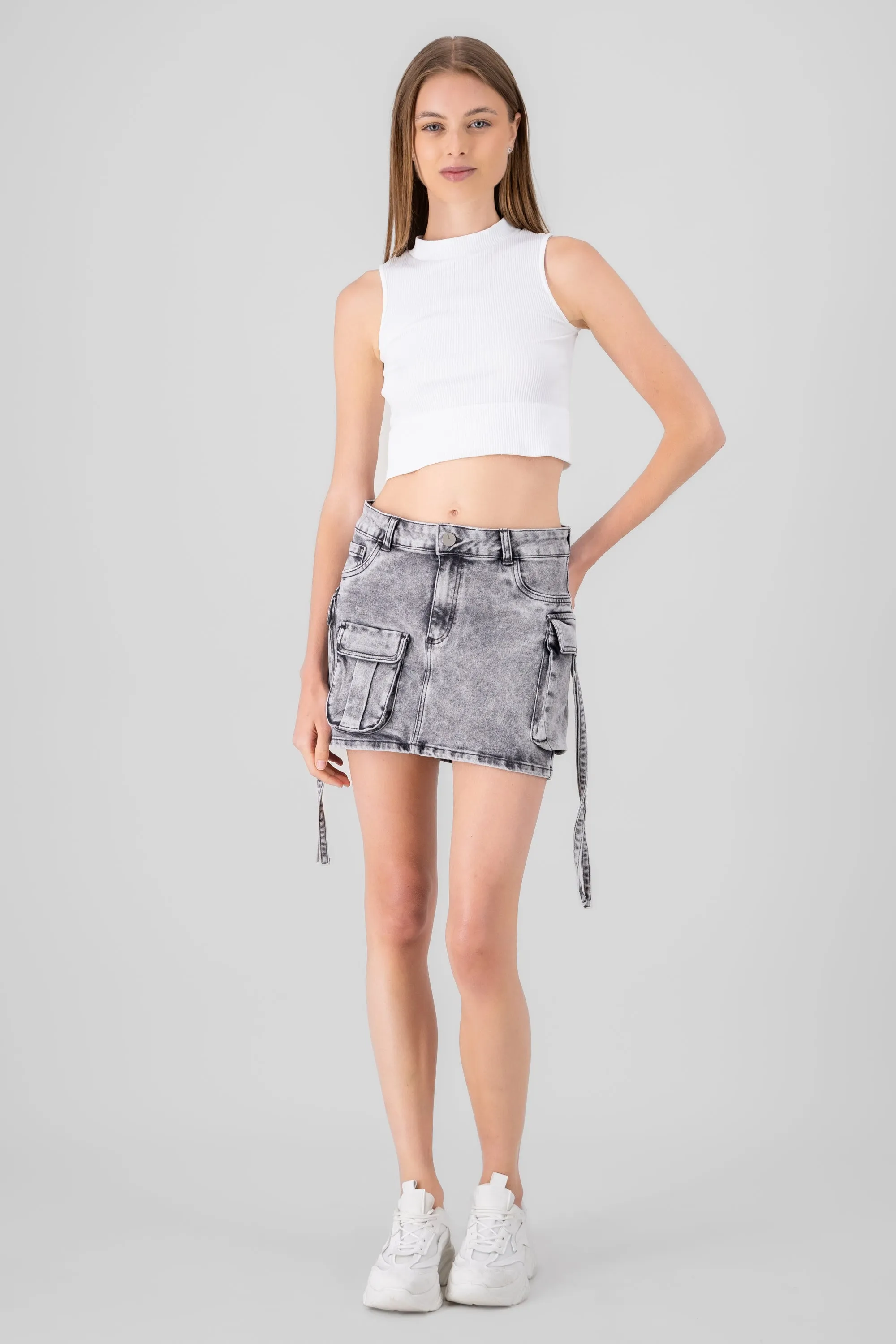 Falda cargo 3 bolsas con tiras sold by Shasa