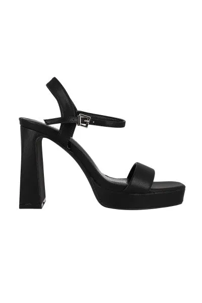 Tacón tiras media plataforma sold by Shasa