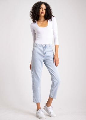 Jeans mom bolsas chino deslavado sold by Shasa