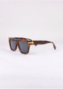 Lentes sol cuadrados carey sold by Shasa