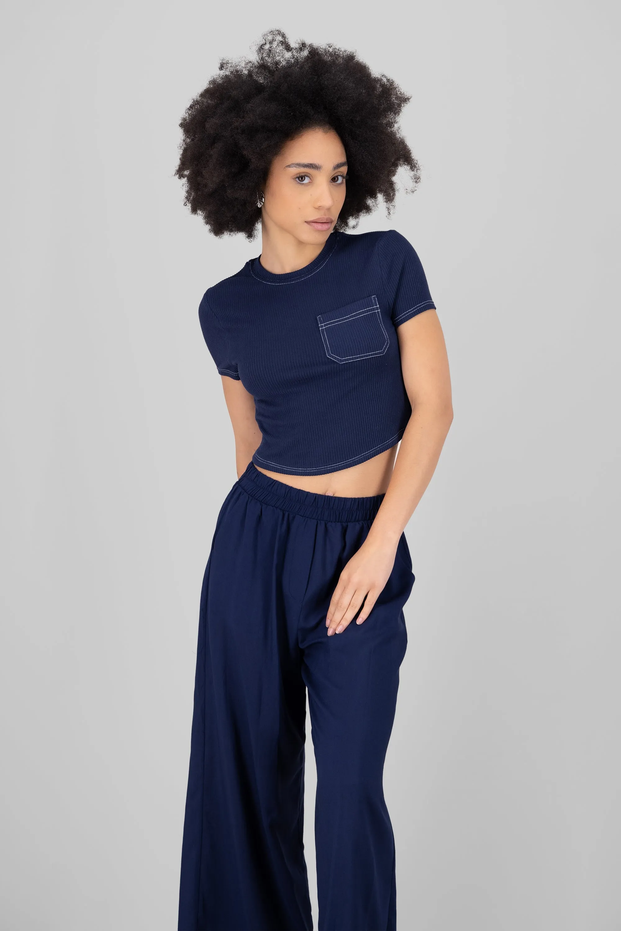 T-shirt crop costuras contraste sold by Shasa