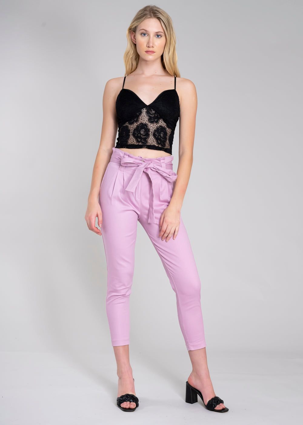 Pantalón paper bag cintura alta cinturón sold by Shasa