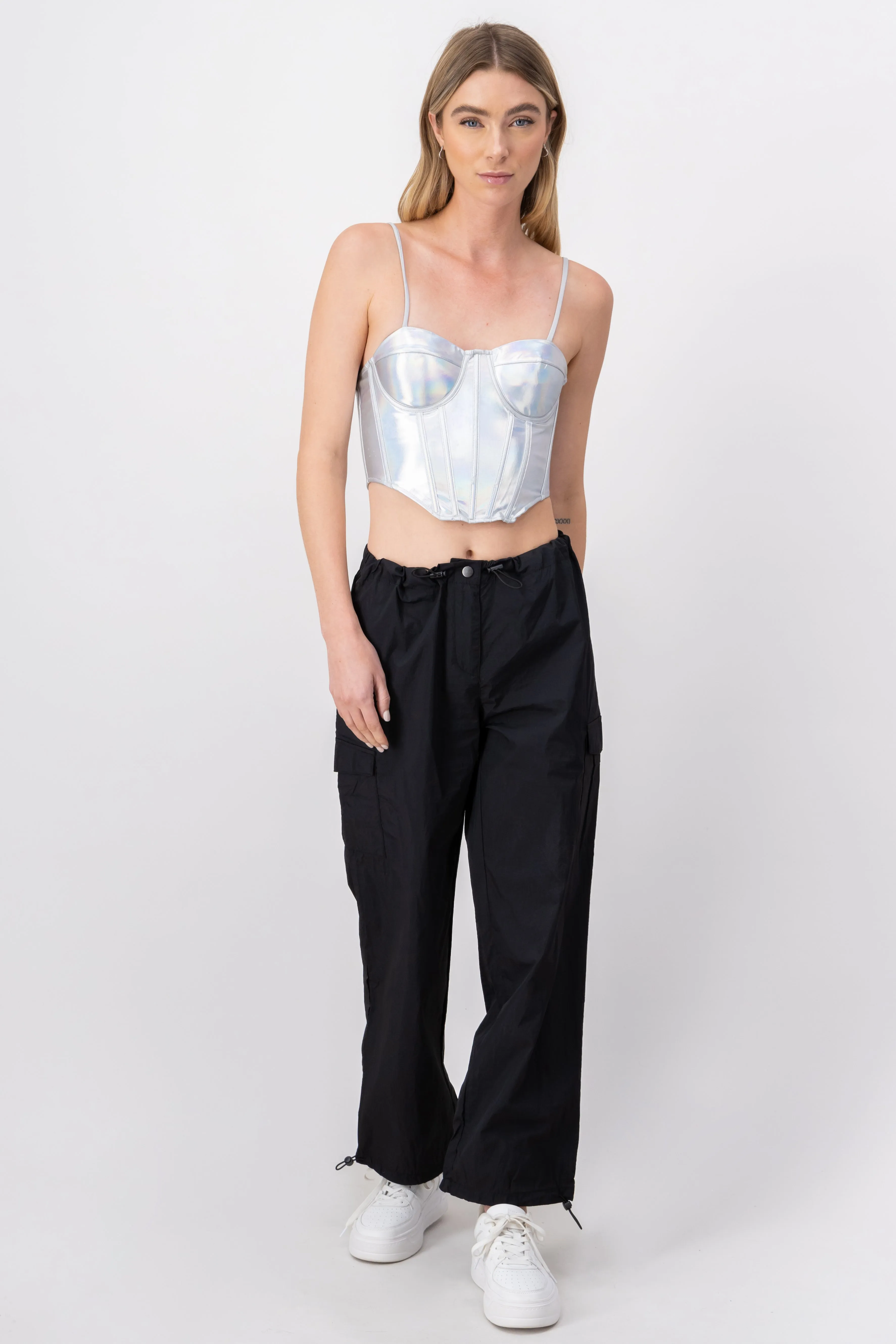 Pantalón parachute cargo sold by Shasa