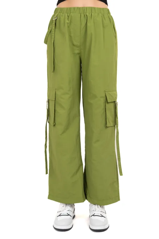 Pantalón cargo bolsas cintas sold by Shasa