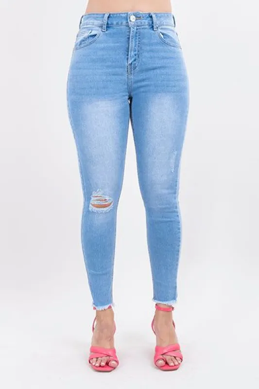 Jeans skinny con destrucción en rodilla sold by Shasa