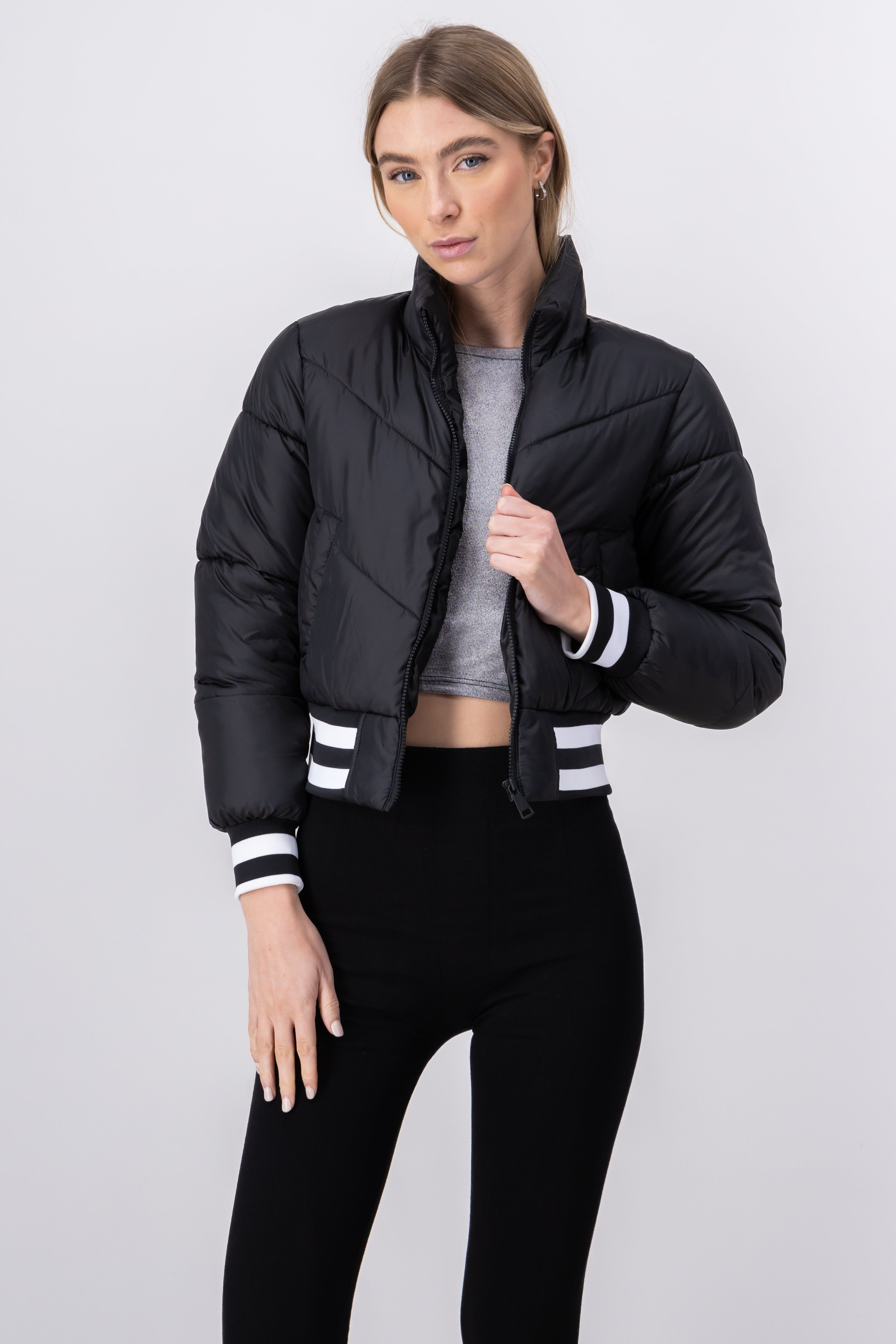 Chamarra capitonada crop líneas bicolor sold by Shasa