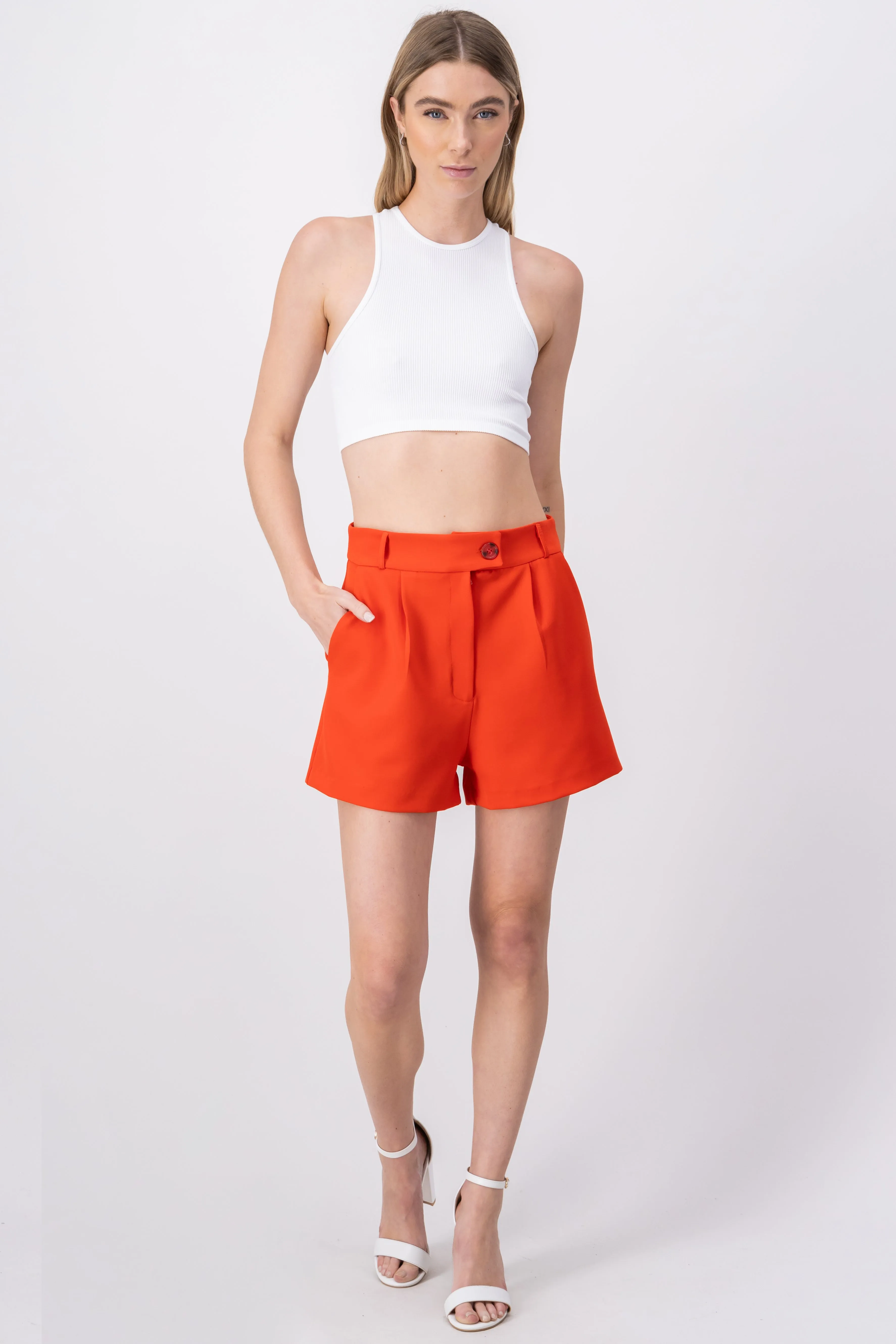 Short Pinzas Bolsas Con Botón Cruzado sold by Shasa