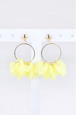 Aretes largos pétalos sold by Shasa