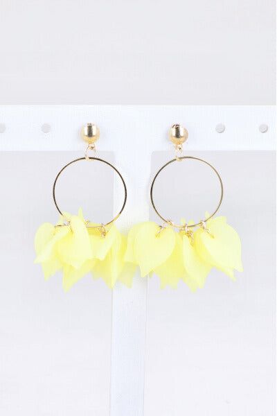 Aretes largos pétalos sold by Shasa