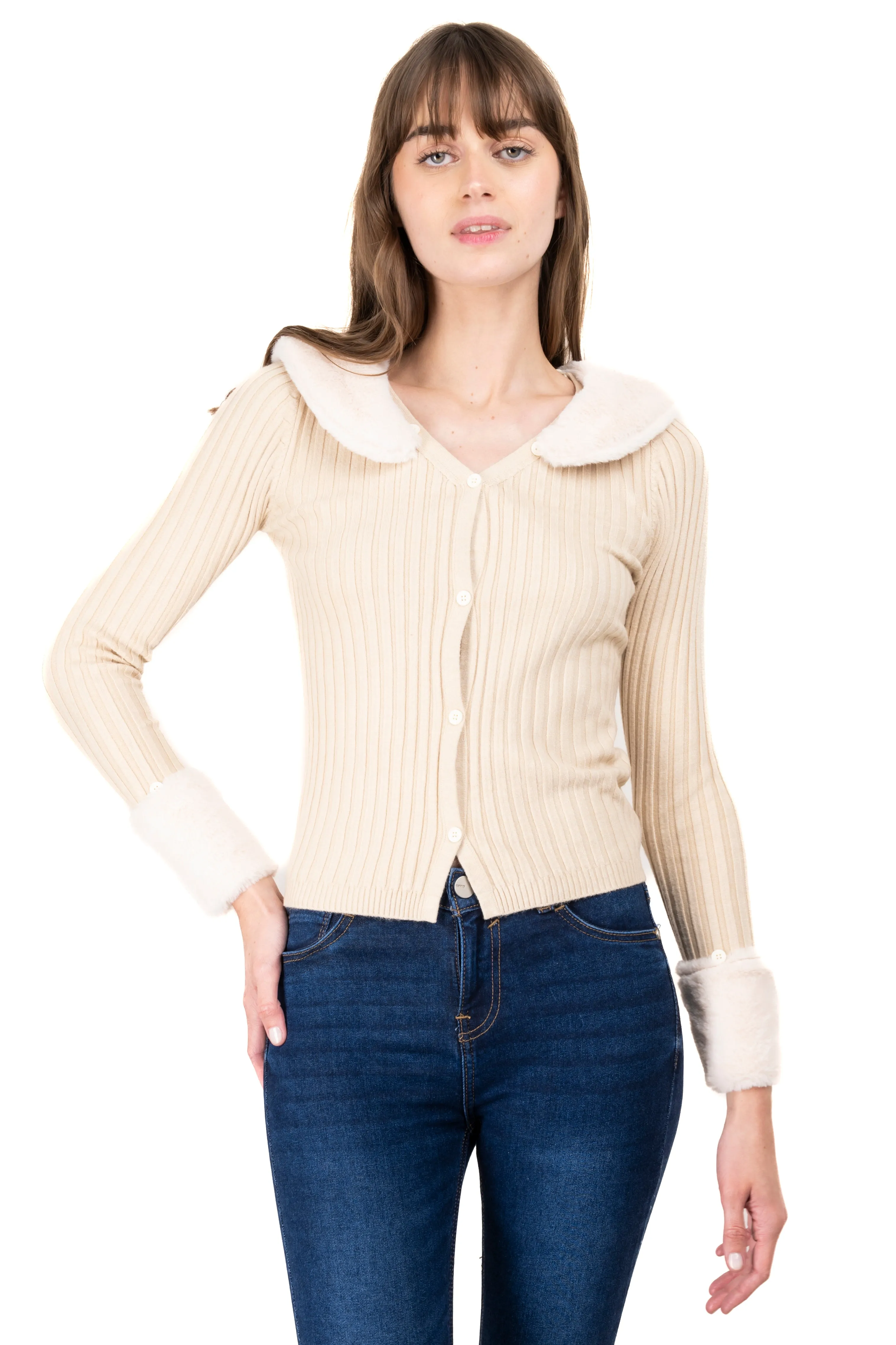 Cardigan detalles peluche sold by Shasa