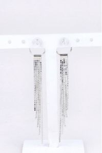Aretes largos cadena brillos sold by Shasa