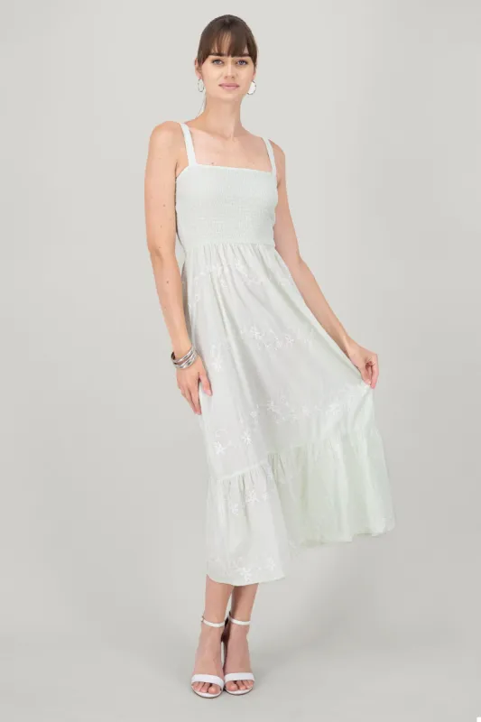Vestido maxi con smocked y bordado sold by Shasa