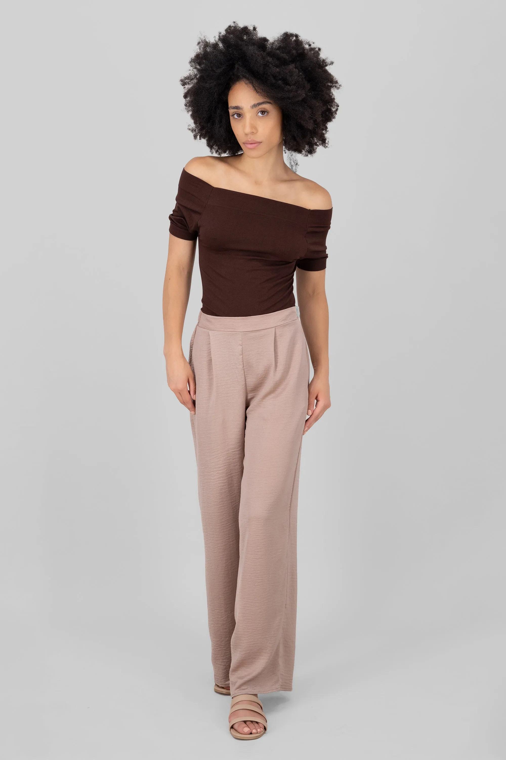 Pantalon fluido satin sold by Shasa