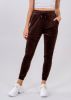 Jogger ajustado velvet sold by Shasa