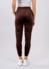 Jogger ajustado velvet sold by Shasa