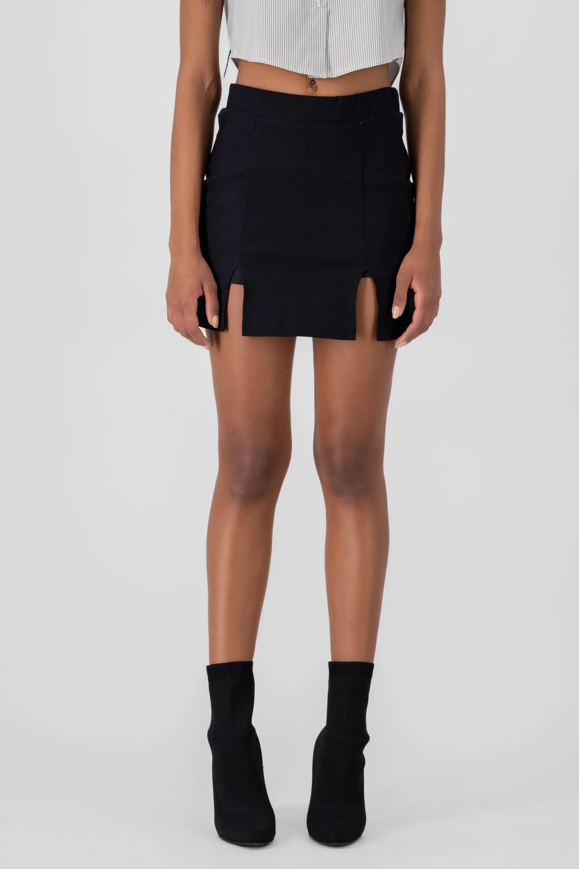 Falda mini detalle abertura sold by Shasa