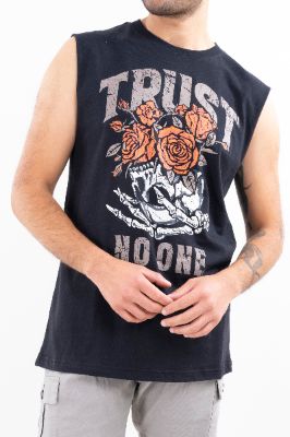 Top tank estampado Trust No One sold by Shasa