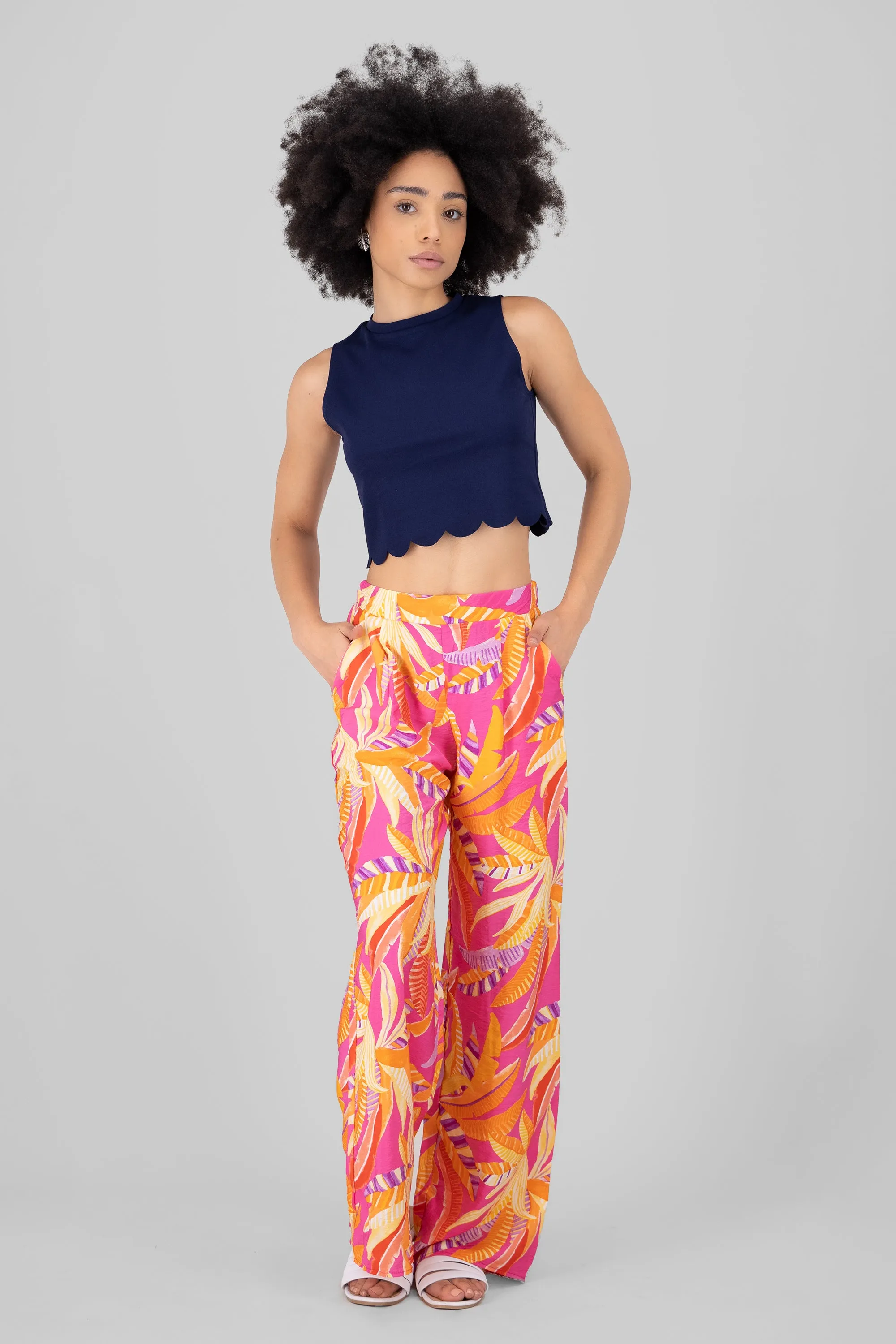 Pantalon amplio estampado tropical sold by Shasa