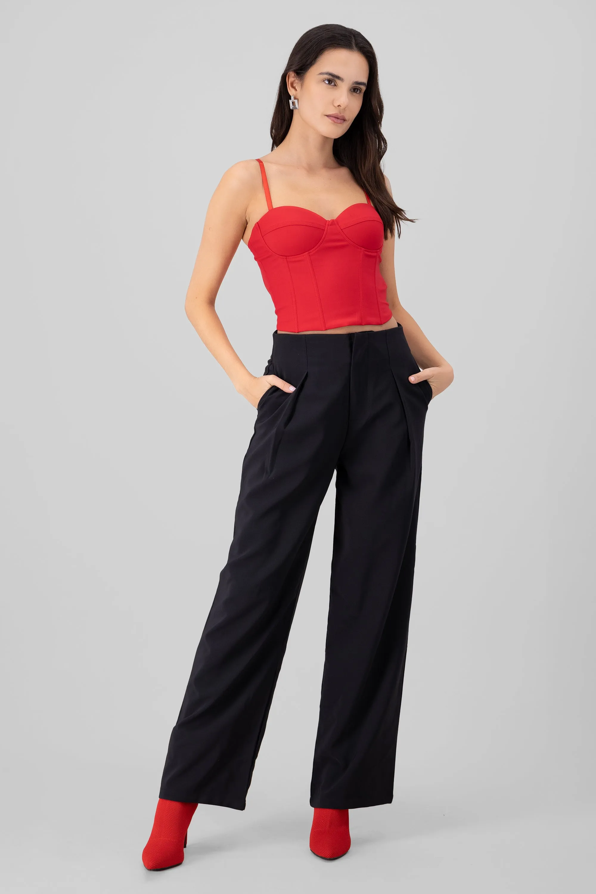 Pantalon amplio detalle pinza sold by Shasa