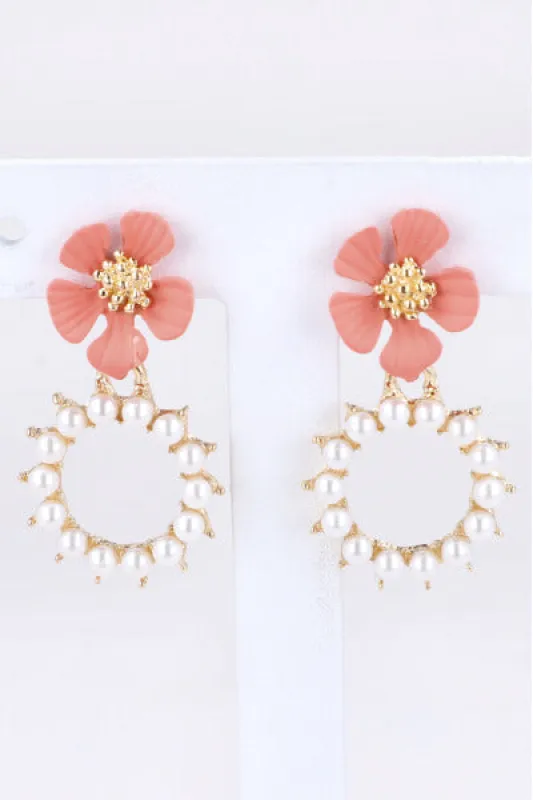 Aretes Flor Circulo Perlas sold by Shasa