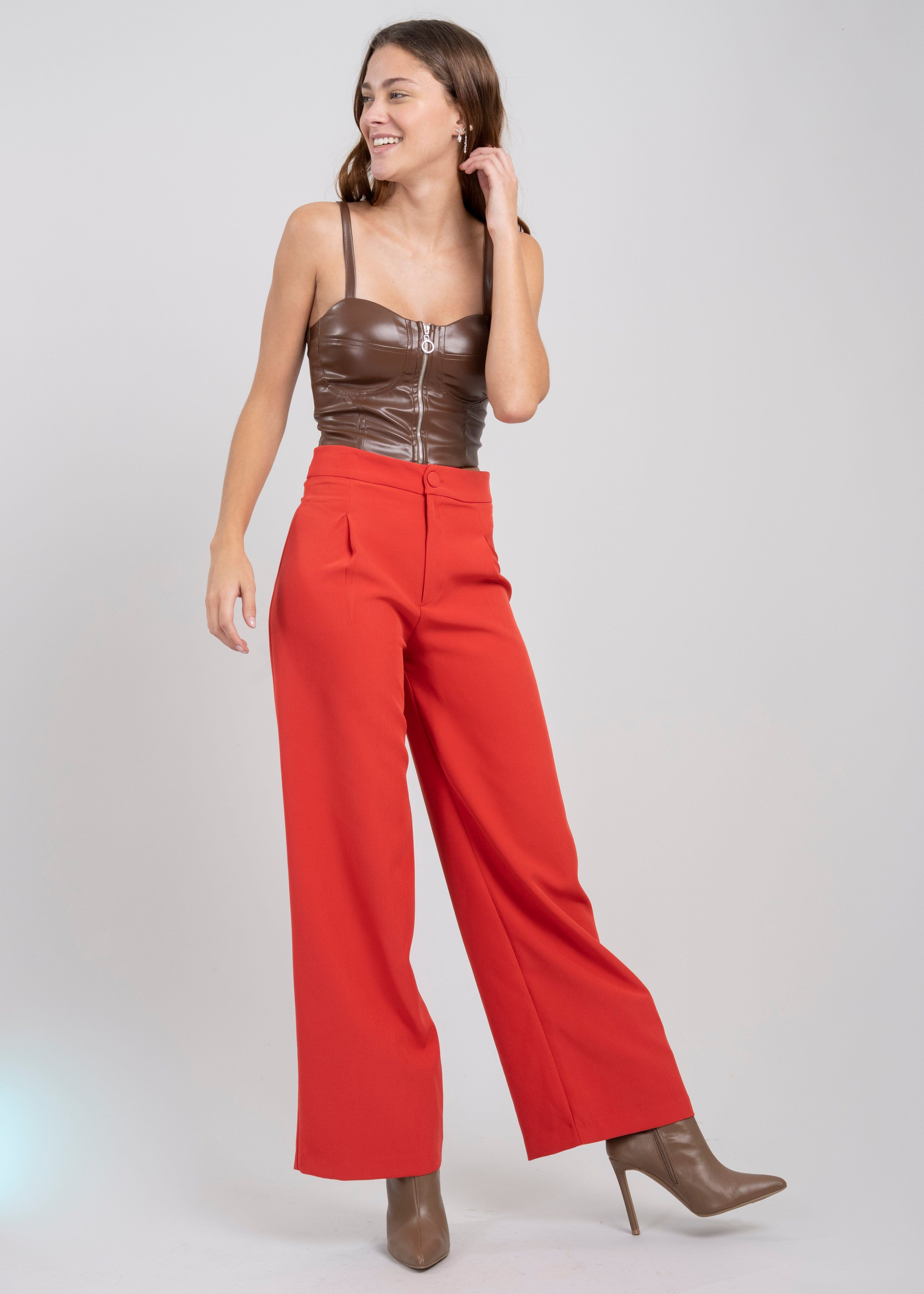 Top crop efecto piel cremallera sold by Shasa