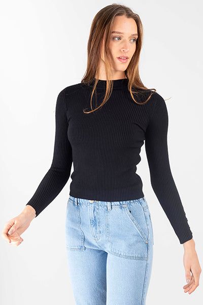 Suéter acanalado cuello alto botones sold by Shasa