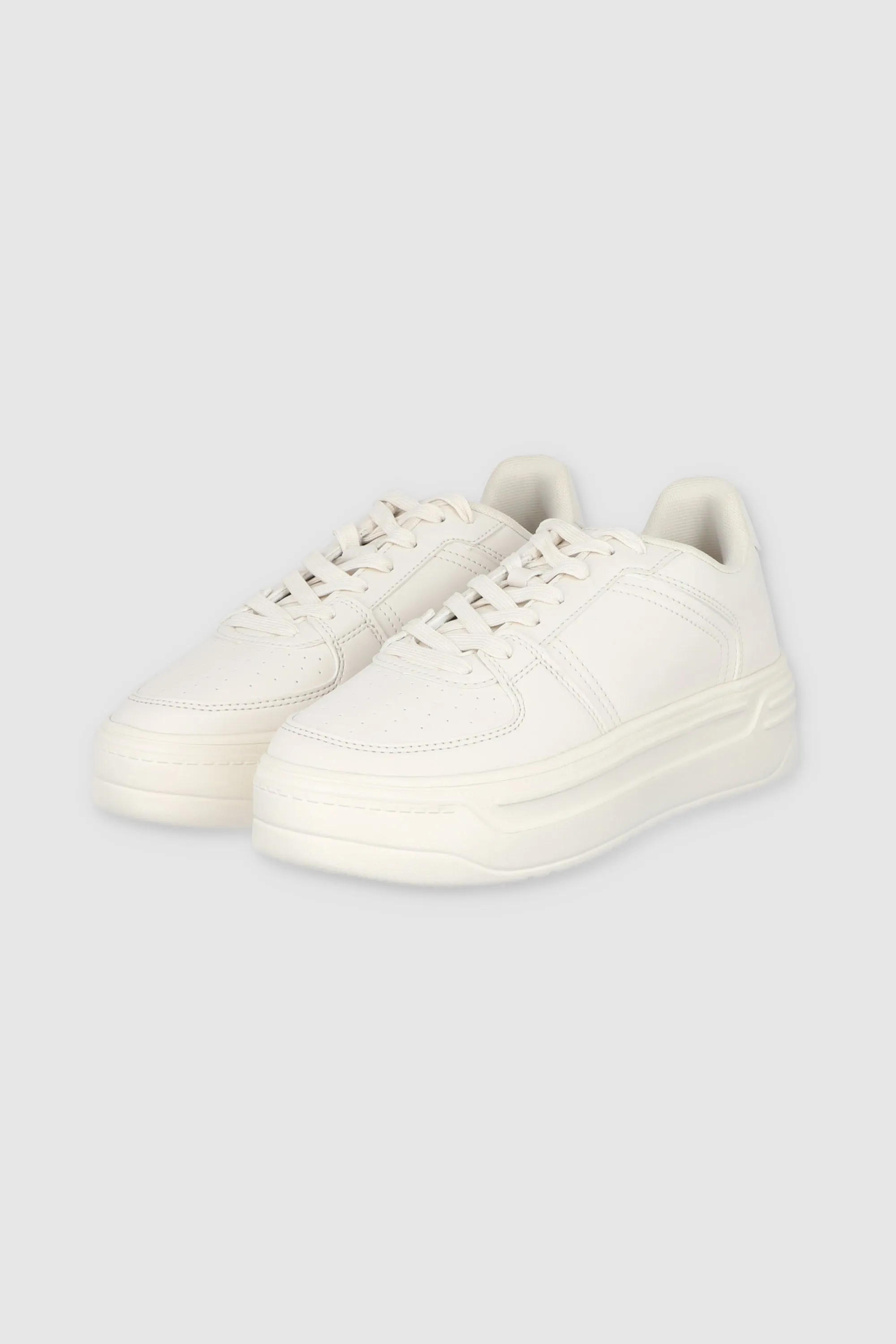 Tenis retro perforado plataforma sold by Shasa