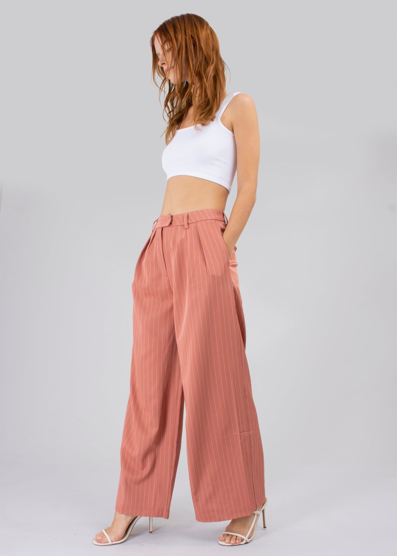 Pantalón wide leg cintura alta pinzas sold by Shasa