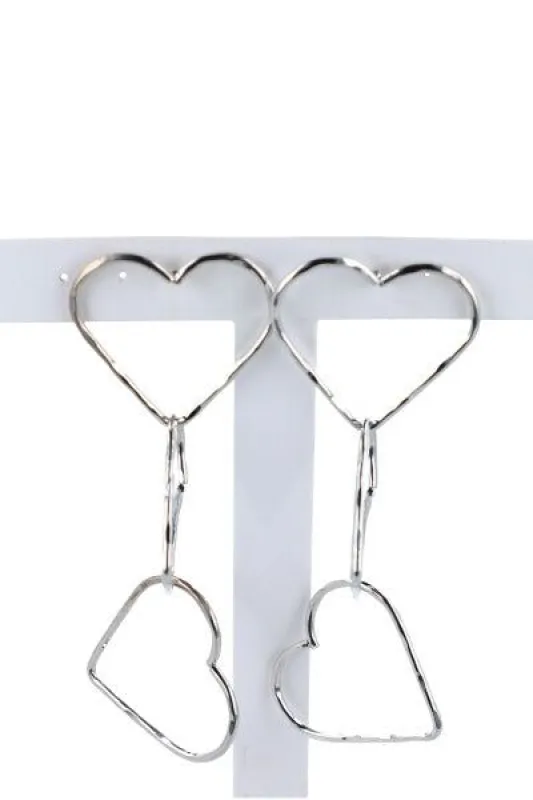 Aretes largos triple corazón sold by Shasa