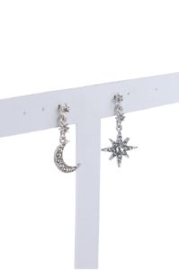 Aretes estrella luna sold by Shasa