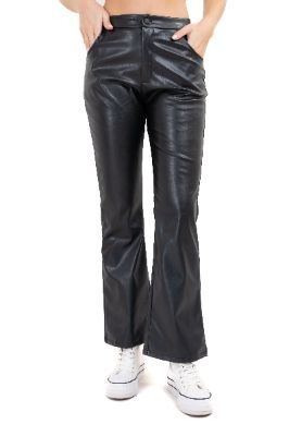 Pantalón flared efecto piel sold by Shasa