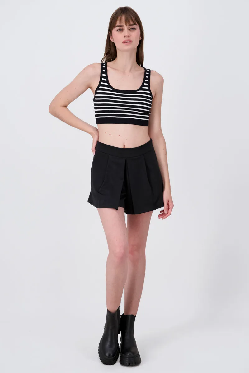 Short Amplio Detalle Pinzas sold by Shasa