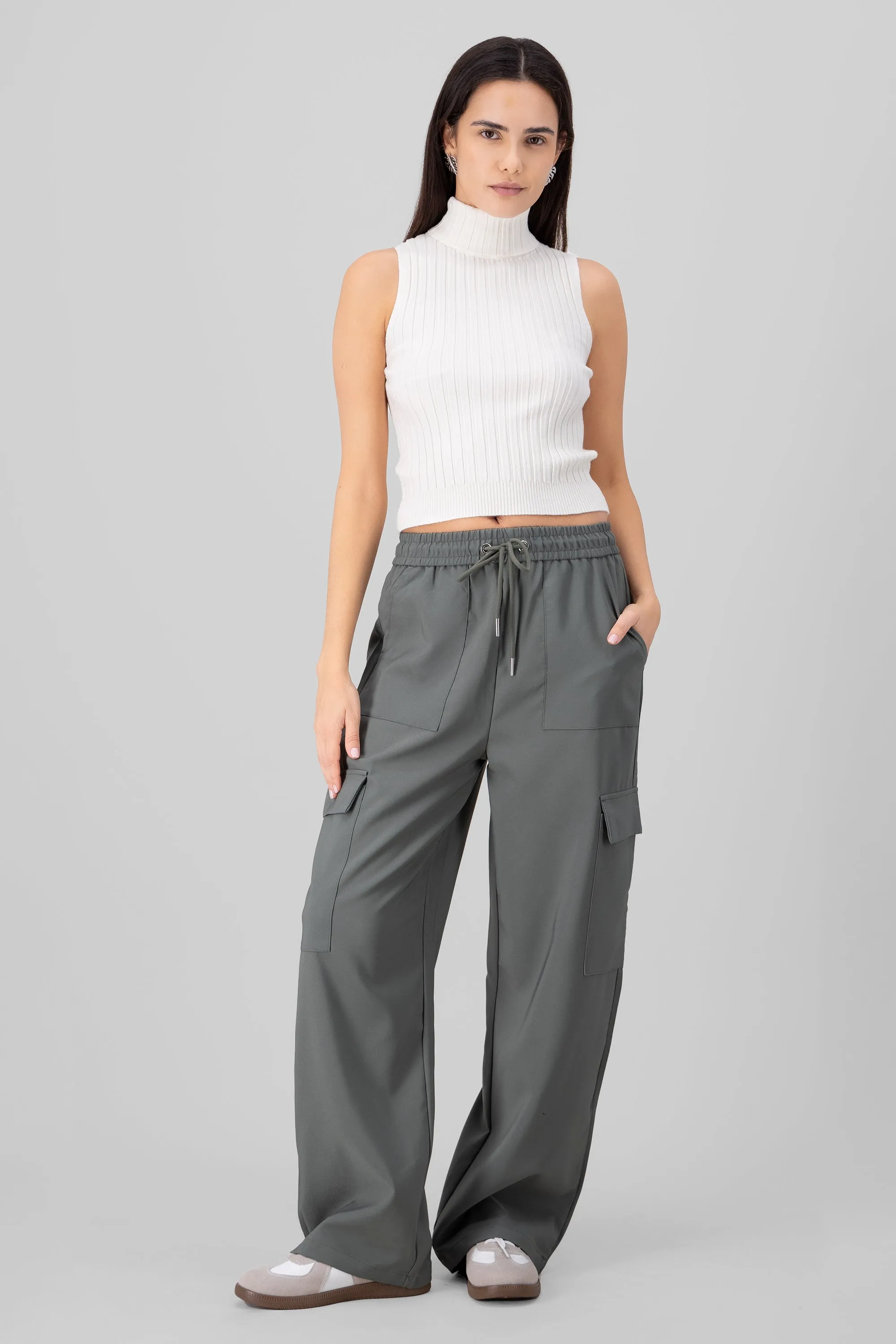 Pantalon amplio bolsas cargo sold by Shasa