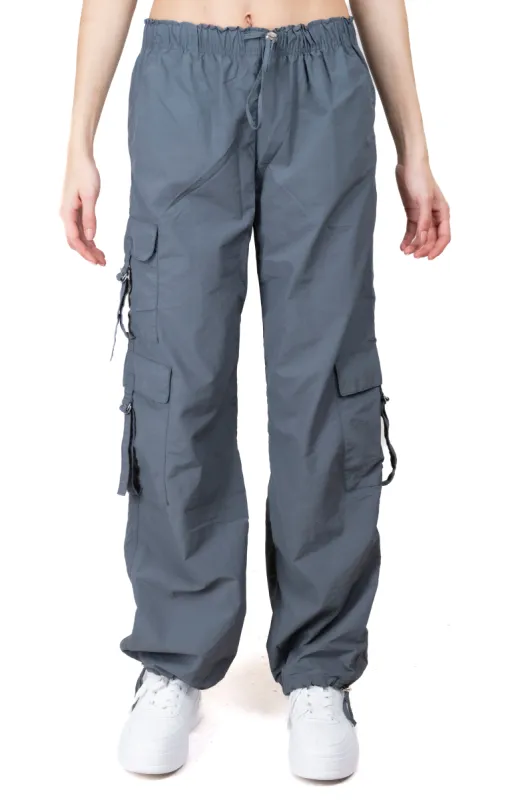 Pantalón parachute bolsillos cargo sold by Shasa