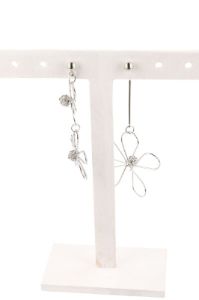 Aretes largos flor metálica sold by Shasa