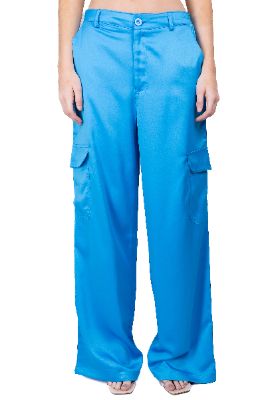 Pantalón cargo efecto satinado sold by Shasa