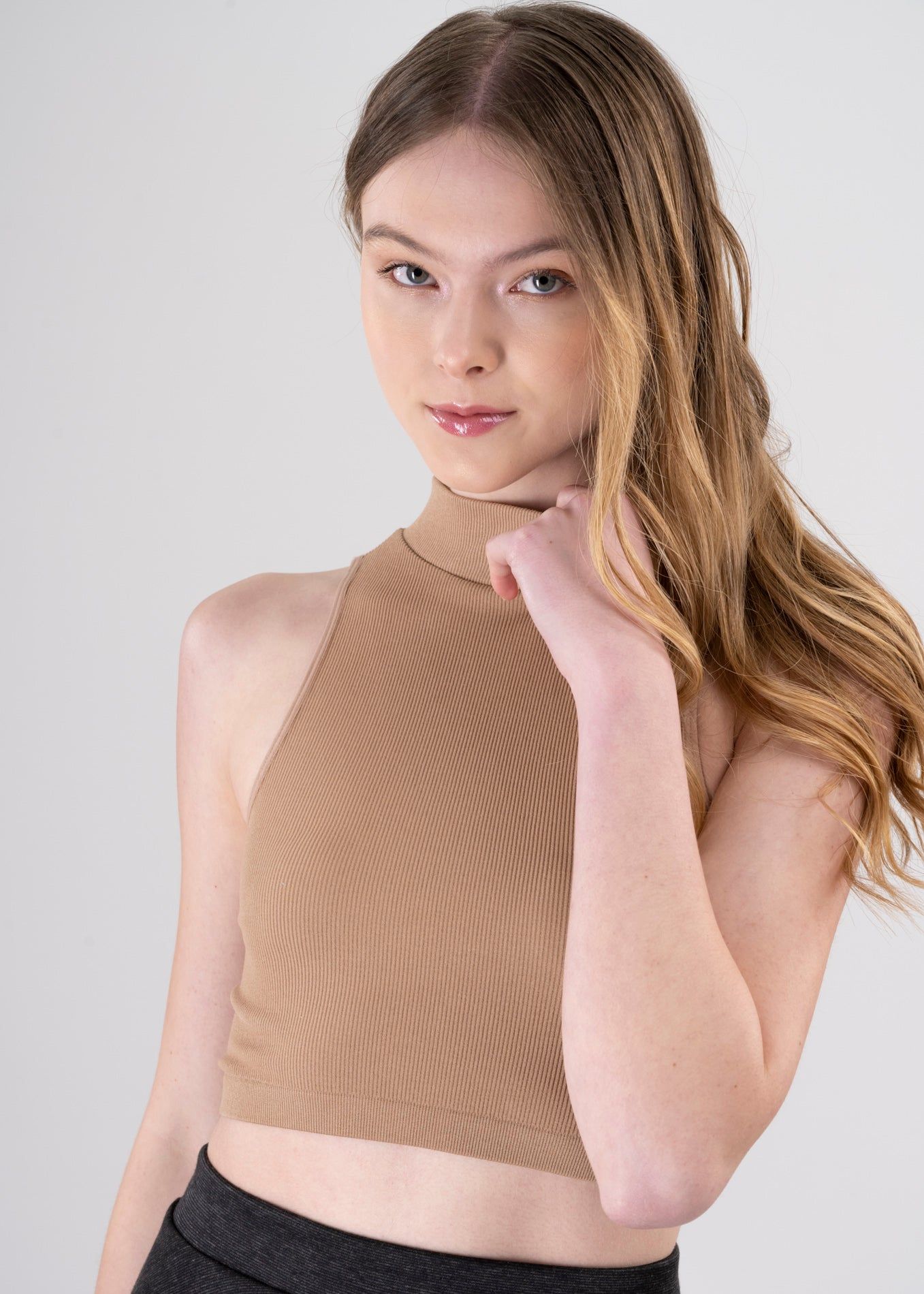 Tank top cuello alto liso sold by Shasa