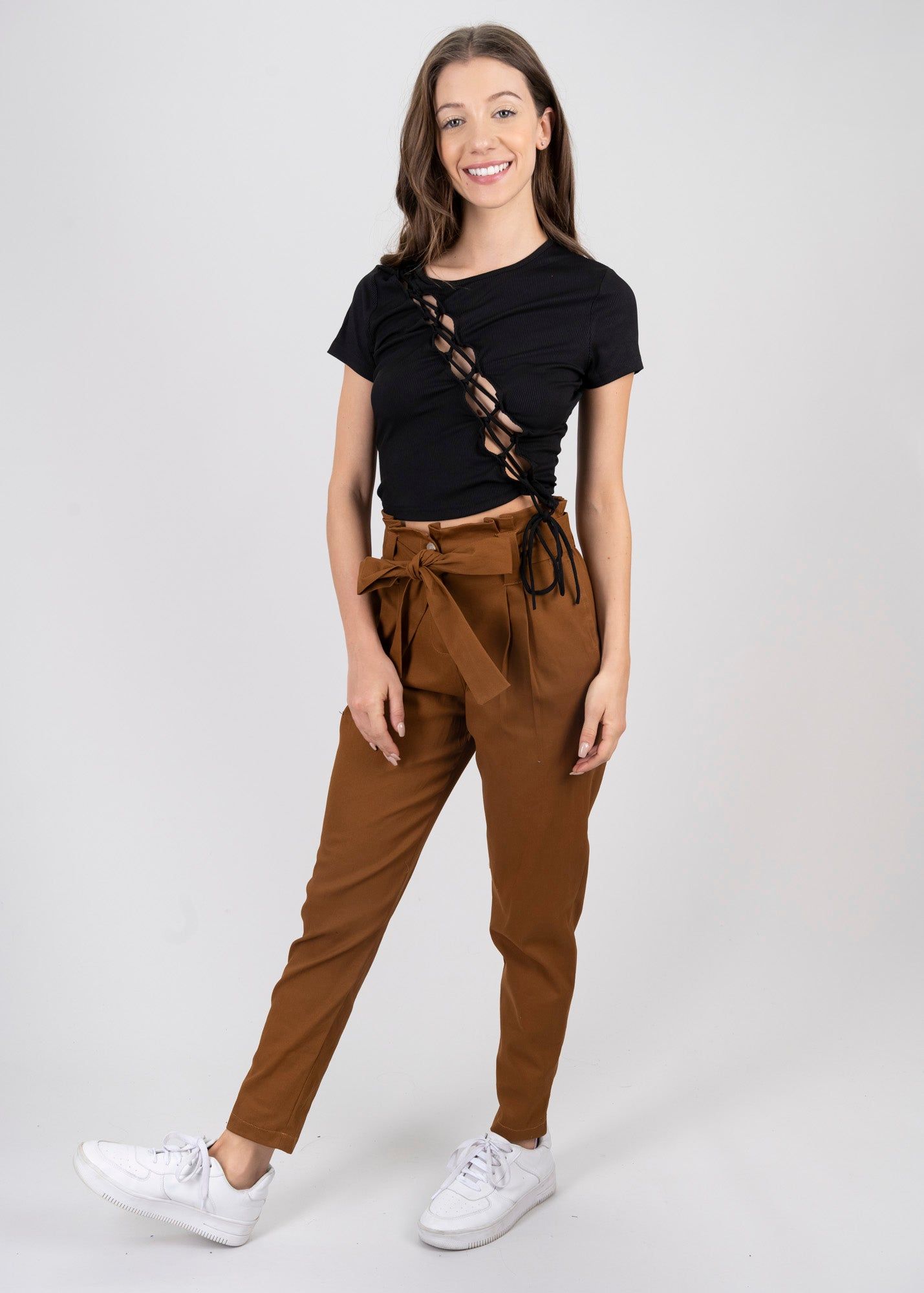 Pantalón paper bag cintura alta cinturón sold by Shasa