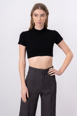 Top crop tejido manga corta sold by Shasa