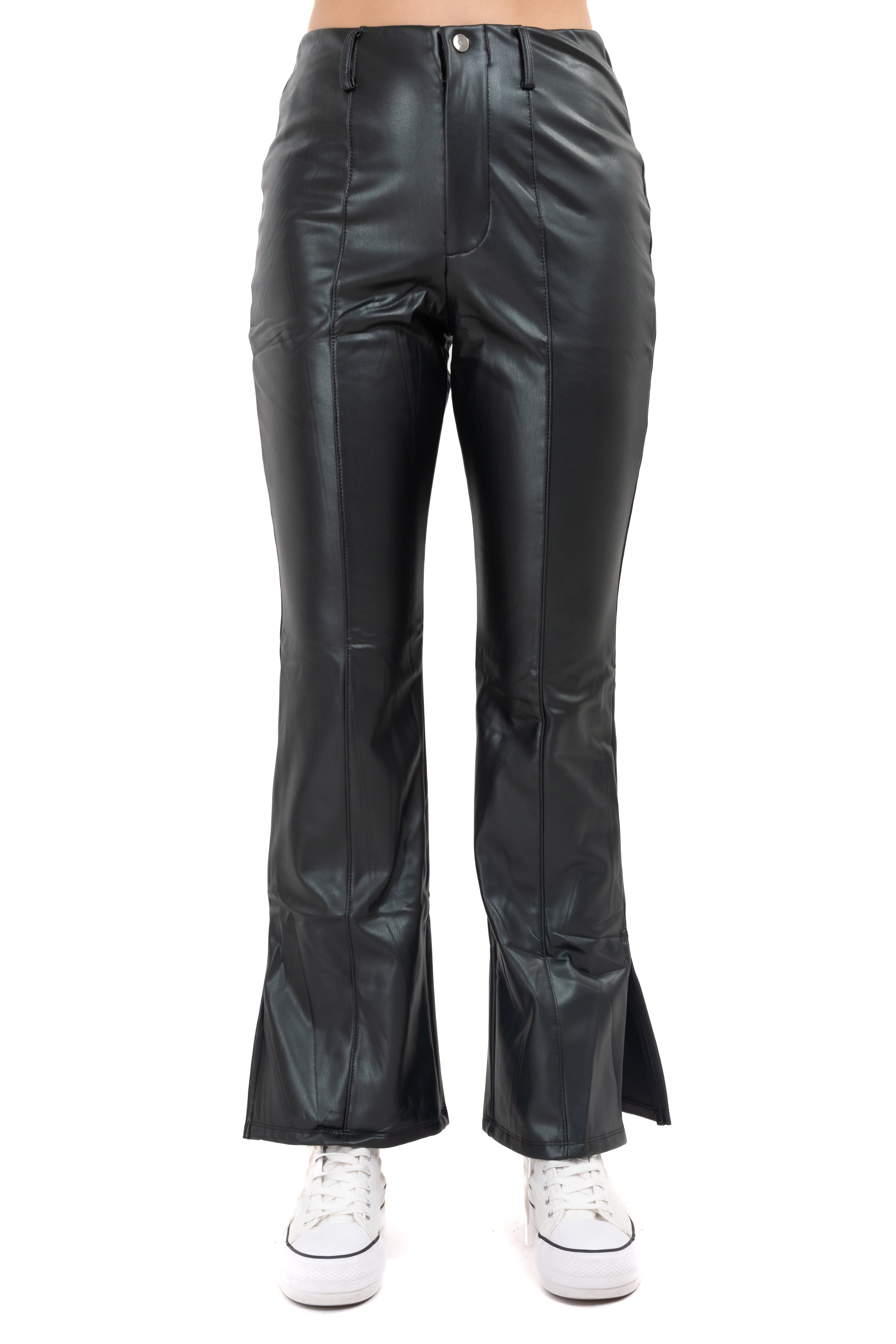 Pantalón flare efecto piel sold by Shasa