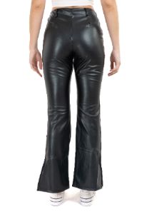 Pantalón flare efecto piel sold by Shasa
