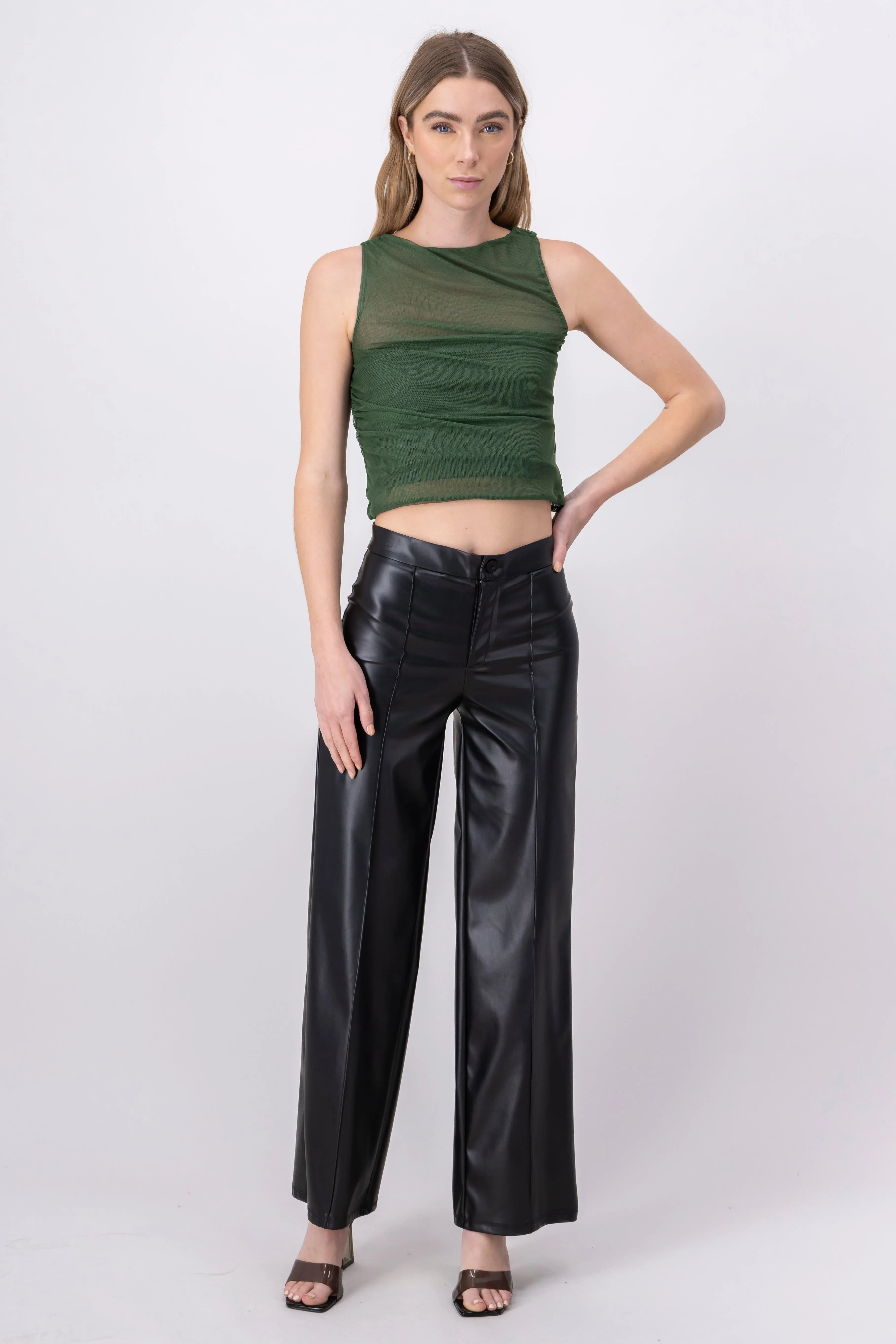 Pantalón recto efecto piel sold by Shasa